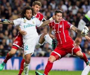 James Rodríguez disputa la pelota ante Marcelo. 