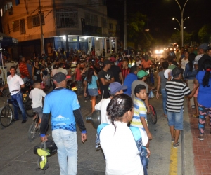 Habitantes de Villa del Carmen usaron hasta motos para bloquear la vía.