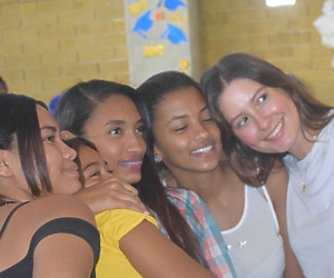 Taliana comparte con los jóvenes de su fundación.