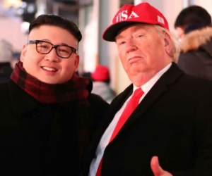 Imitadores de Kim Jong-Un y Donald Trump.