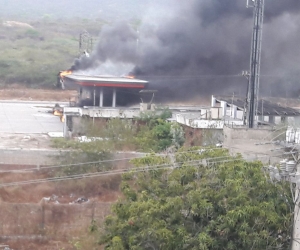 El choque de la buseta provocó el incendio de la estación de servicios.