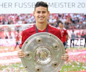 James Rodríguez levanta el trofeo de campeón de la Liga de Alemania. 