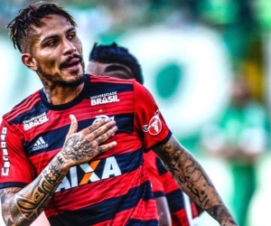 Paolo Guerrero, al servicio del Flamengo, celebrando un gol ayer domingo ante Chapecoense.