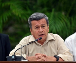  el jefe negociador de la guerrilla, Pablo Beltrán, quien apeló a la cláusula de honor para que la otra parte respete la tregua.