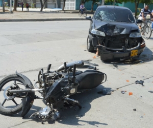 El accidente dejó lesionado al conductor de la motocicleta.