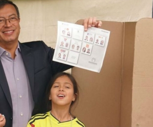  Gustavo Petro al lado de su hija. 