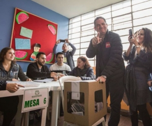 Acompañado de su esposa e hija, el candidato Germán Vargas Lleras depositó su voto.