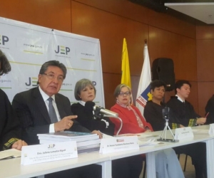 El Fiscal Néstor Humberto Martínez junto a las autoridades de la JEP. 