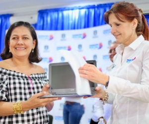 Entrega de tabletas en Puebloviejo.