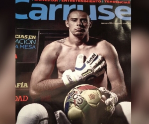 Luis Delgado en la portada de una revista, posa apoyando a las mujeres con cáncer de mama.