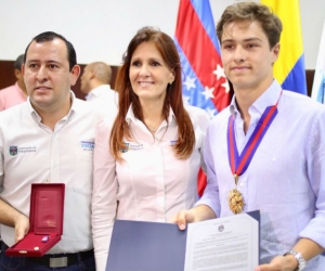 Gobernadora exaltó los logros del futbolista Andrés Felipe Solano Dávila.