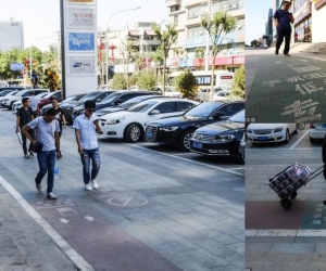 Muchas personas caminan mirando su celular por la calle.