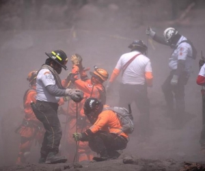 Rescatistas continúan las labores de búsqueda y rescate hoy en el área de El Rodeo, en el departamento de Escuintla (Guatemala). 