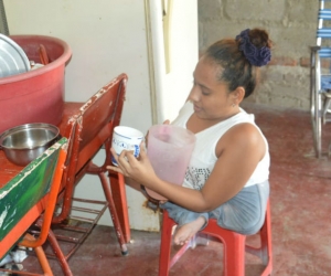 Katherine padece deformidad en miembros inferiores con anquilosis en las articulaciones que le impidió caminar.