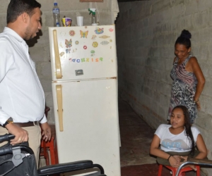 El #SeguimientoAyuda hizo entrega de la silla de rueda que una familia samaria le donó a la joven.