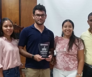 entro de los premios que obtuvo, están la oportunidad de publicar una cuartilla en la Revista Ágora, varios libros y este anhelado reconocimiento.