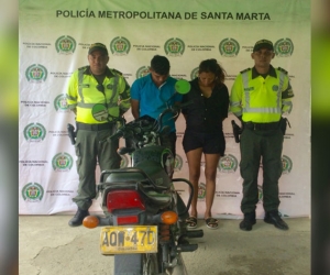 Pareja capturada por presunto robo de motocicleta.