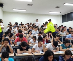 Policías requisan a los estudiantes en un salón de clases de la Unimagdalena.