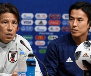 El técnico Akira Nishino (i) y el centrocampista Makoto Hasebe en rueda de prensa previa al partido.