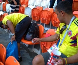 Colombianos recogiendo basura en el estadio de Saransk.