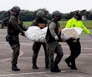 Policía colombiana traslada los cuerpos del equipo periodístico ecuatoriano.