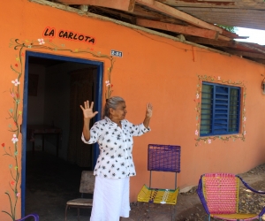 Una de las beneficiadas muestra la fachada de su casa.