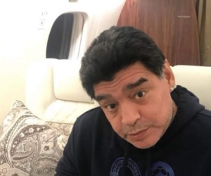 Diego Maradona en el vuelo rumbo a Moscú. 