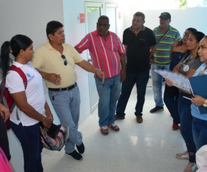 El secretario de Salud, Julio Salas, socializó los servicios en el centro de salud.