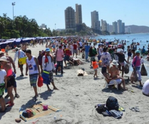 En esta foto captada al mediodía de ayer se puede palpar el lleno casi total de las playas de El Rodadero.
