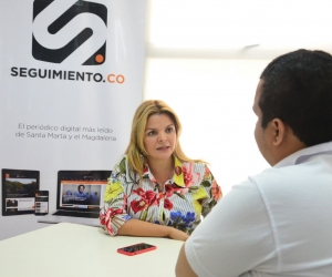 La secretaria de Cultura de Santa Marta, Diana Viveros, durante la entrevista en la redacción de Seguimiento.co