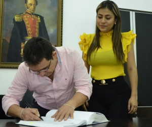 Adriana Trujillo Arias en el acto de posesión con el alcalde de Santa Marta, Rafael Martínez.