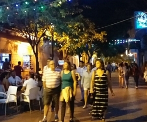 Uno de los callejones cercanos al Parque de los Novios, uno de los sitios de rumba característicos de Santa Marta.
