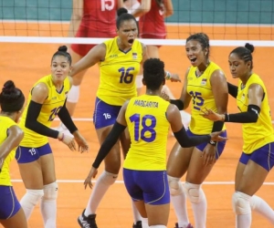 El equipo base de voleibol femenino durante el disputado partido ante México.