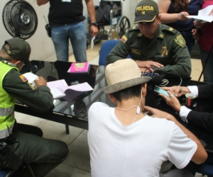 La mujer, junto al menor, en la Policía de Cali.