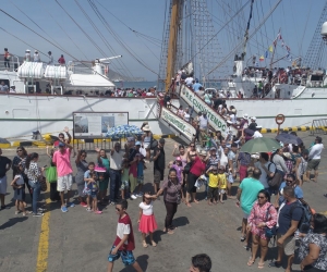 •	Familias completas se pasearon la bahía y el terminal, aportando al disfrute y goce de la Fiesta del Mar.