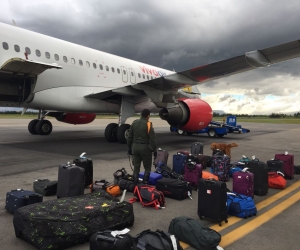 Al llegar a Bogotá, las maletas fueron revisadas por personal de seguridad del terminal aéreo.