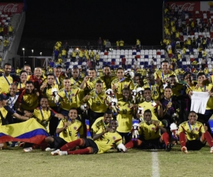 Los jugadores de Colombia festejan tras recibir la medalla de oro.