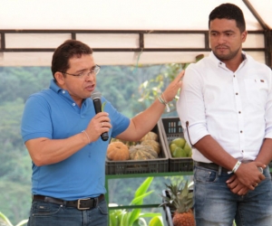 Alcalde Rafael Martínez y Raul Pacheco durante la posesión.