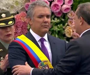 El Presidente del Congreso, Ernesto Macías, toma juramento del nuevo Presidente, Iván Duque.