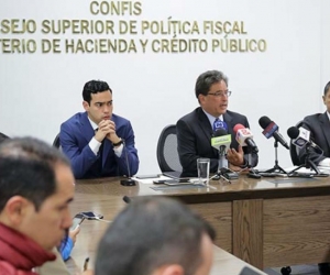  El ministro de Hacienda, Alberto Carrasquilla, en una rueda de prensa en Bogotá.