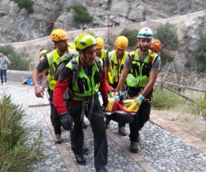 Miembros de los servicios de rescate retiran en camilla a un excursionista afectado por las inundaciones en la Garganta de Raganello en Civita, Italia.