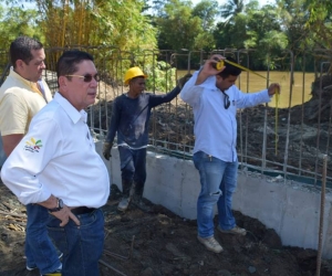 El alcalde Pedro J. Sánchez Rueda verificando las obras en el municipio de Aracataca.