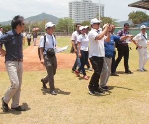 Miembros de la comisión internacional que visitó el estadio de béisbol para una revisión técnica.