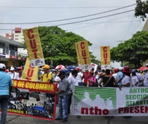 Miembros de la CUT marchando en el día del trabajador. 