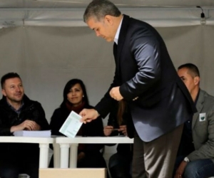 Iván Duque votando en la consulta anticorrupción. 