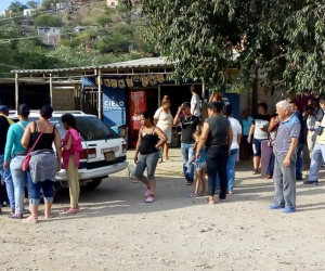 El cuerpo fue sacado de la vivienda para llamar la atención de las personas y que ayuden para poder sepultarla. 