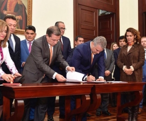 Presidente Duque, radicando el proyecto de ley.