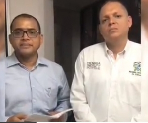 El abogado Álex Fernández acompañando al alcalde de Ciénaga, Edgardo Pérez.