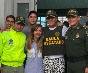 Rodolfo Fito Acosta, su esposa y personal de Policía. 