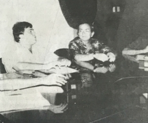 Alfredo Correa escucha al gobernador de entonces, Jorge Caballero, durante una reunión en las instalaciones de la Gobernación del Magdalena.